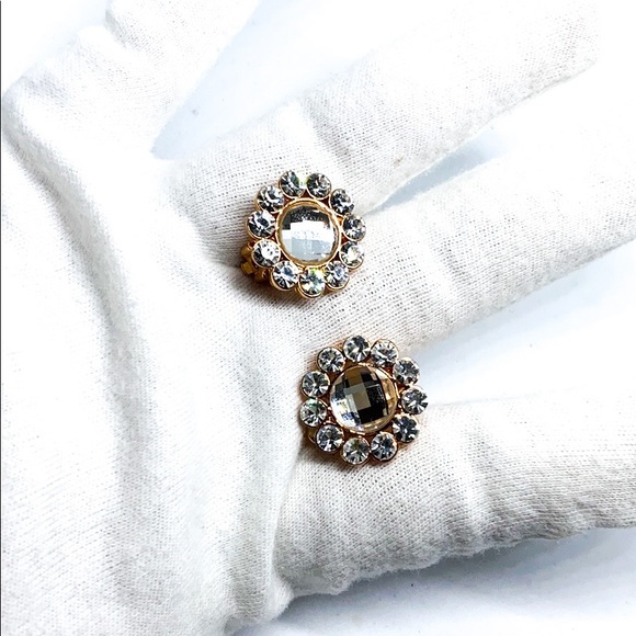 NWT Gold Clip On Earring - Picture 4 of 5